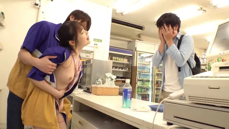 Em nhân viên cửa của quý tiện lợi thác loạn với anh quản lý