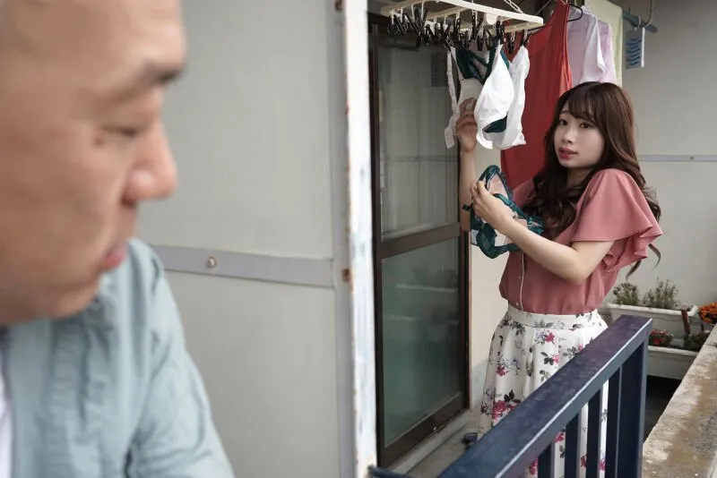 Gã hàng xóm chuyên soi mói và cặp vợ yêu ông chồng thường xuyên rên la quá to